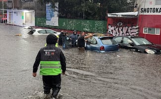 Fuertes lluvias azotan el sur de la CDMX; tres vehículos quedan varados y se desborda el río Magdalena