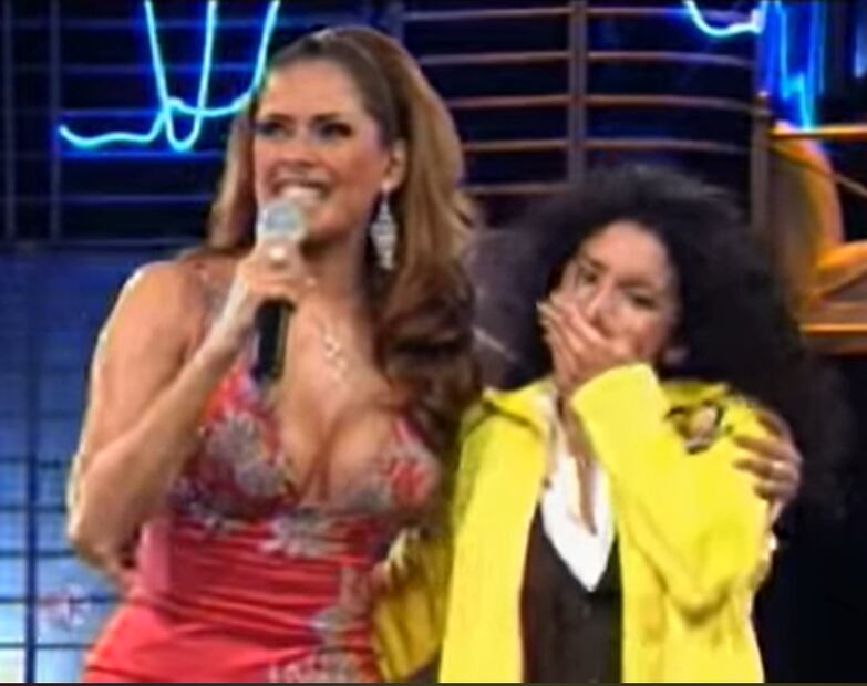 Así lucía Galilea Montijo cuando conducía "Buscando a Timbiriche, la nueva banda". Fuente: captura YouTube