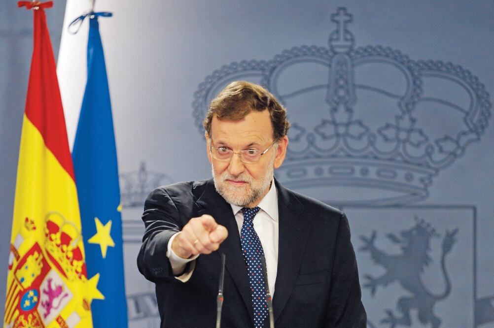 El presidente del gobierno español, Mariano Rajoy, durante su comparecencia de ayer ante los medios, en la que criticó el inicio del proceso secesionista en Cataluña que, dijo, va en contra de la Constitución española (FRANCISCO SECO. AP)