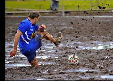 Burlas internacionales por la cancha del Estadio Azteca