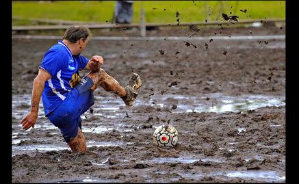 Burlas internacionales por la cancha del Estadio Azteca