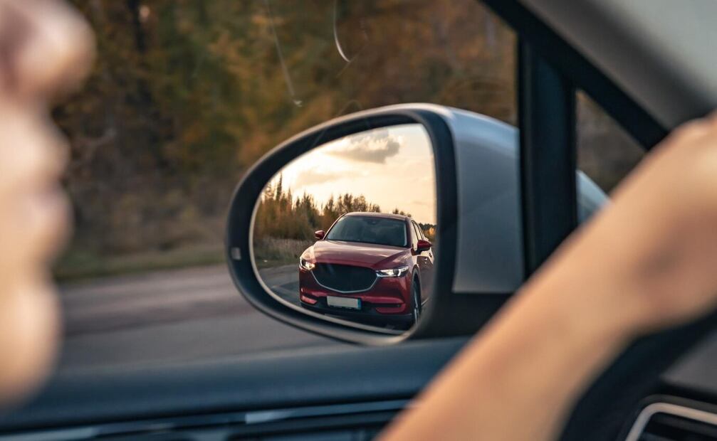 Los retrovisores cumplen una función importante para manejar el auto. Foto: Freepik