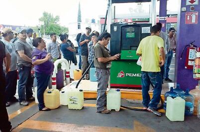 Estados Unidos alerta a viajeros por escasez de gasolina 