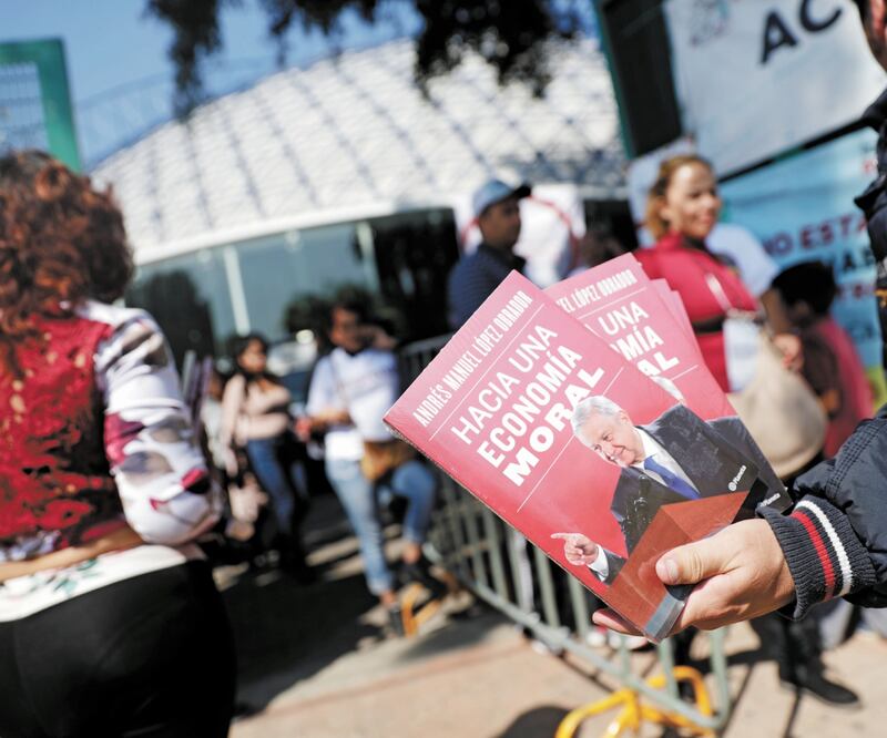 En la Plaza de la Constitución se vendió el libro del Presidente titulado Hacia una economía moral, por 200 pesos. Foto/IVÁN STEPHENS. EL UNIVERSAL