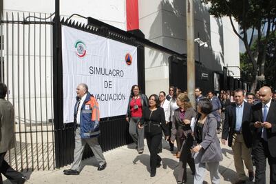 Senado participa en macrosimulacro de sismo