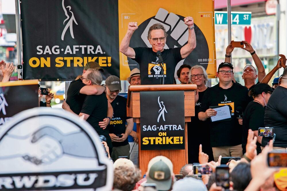 Con la camiseta puesta del sindicato de actores, Cranston también protestó contra los bajos salarios de la industria del entretenimiento. Foto: EFE