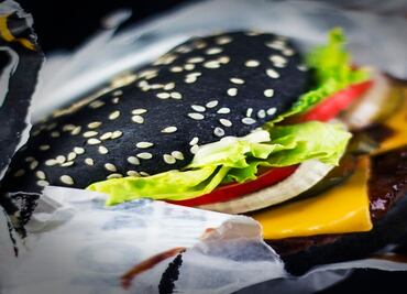 El "secreto verde" detrás de la hamburguesa negra