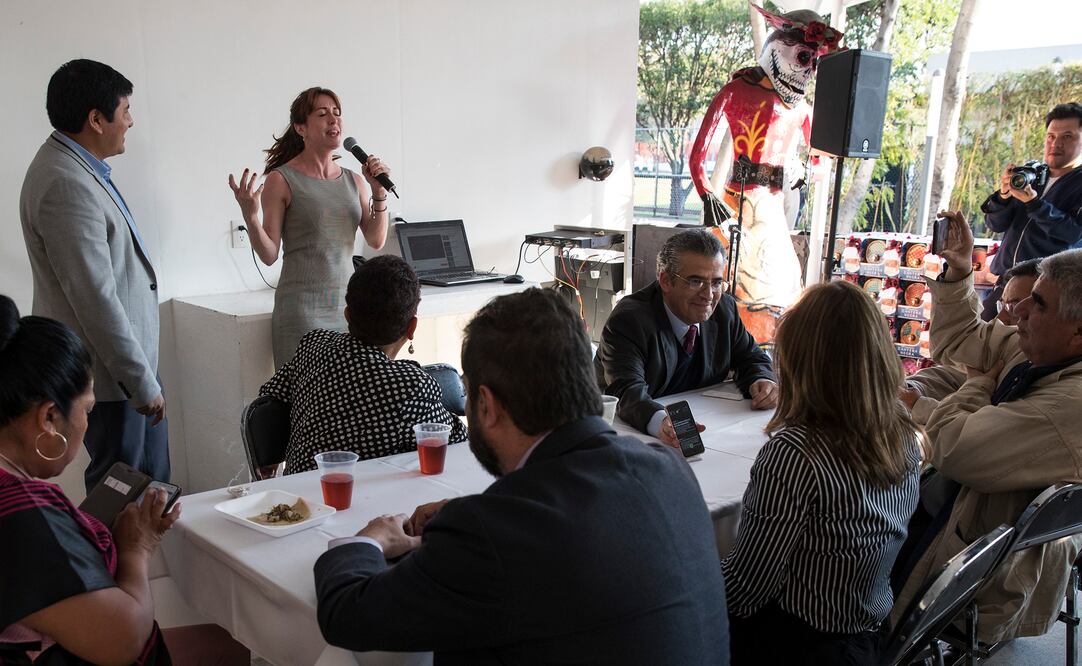 La diputada de Morena, Paola Felix, canta "La Diferencia" de Juan Gabriel durante la comida a medios de comunicacion. (FOTO: Cristopher Rogel Blanquet. EL UNIVERSAL)