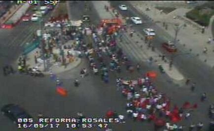 Padres de Ayotzinapa realizan bloqueo en avenida Reforma