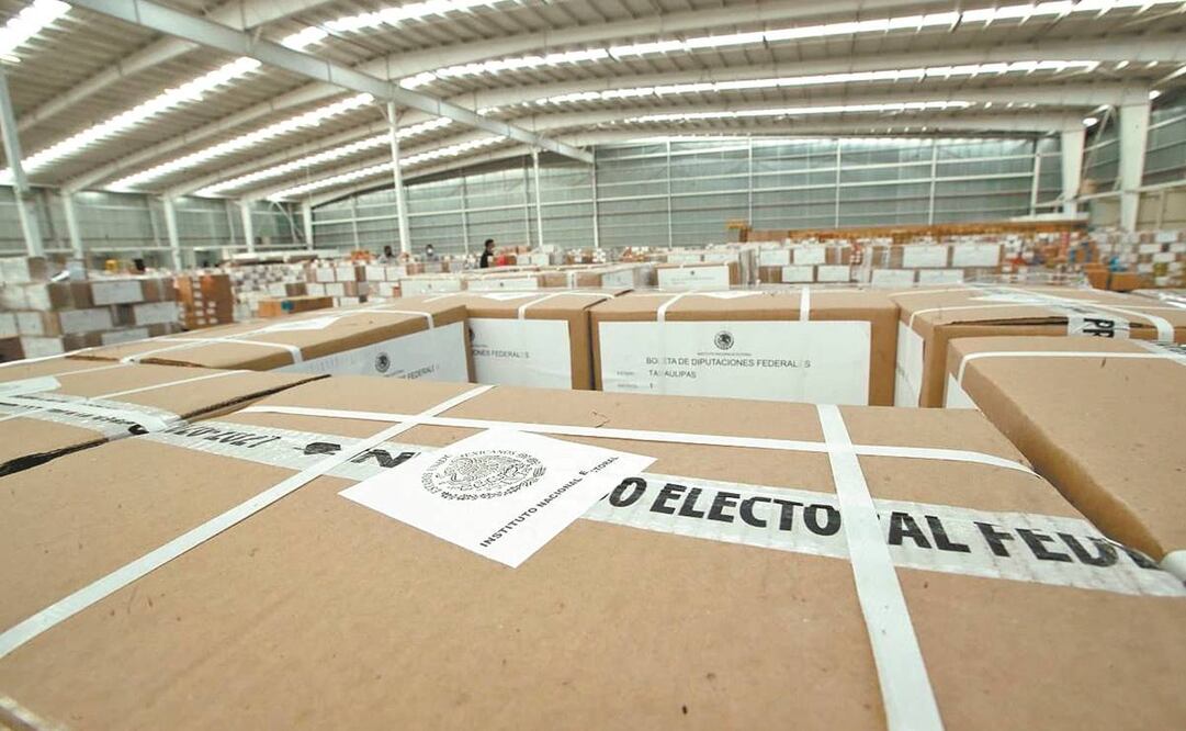 Cerca de mil 434 toneladas de papel, entre actas y boletas, están siendo distribuidas desde las bodegas del INE hasta los estados y a todos los distritos en los que habrá elecciones el 6 de junio. Foto: Tomada de Twitter