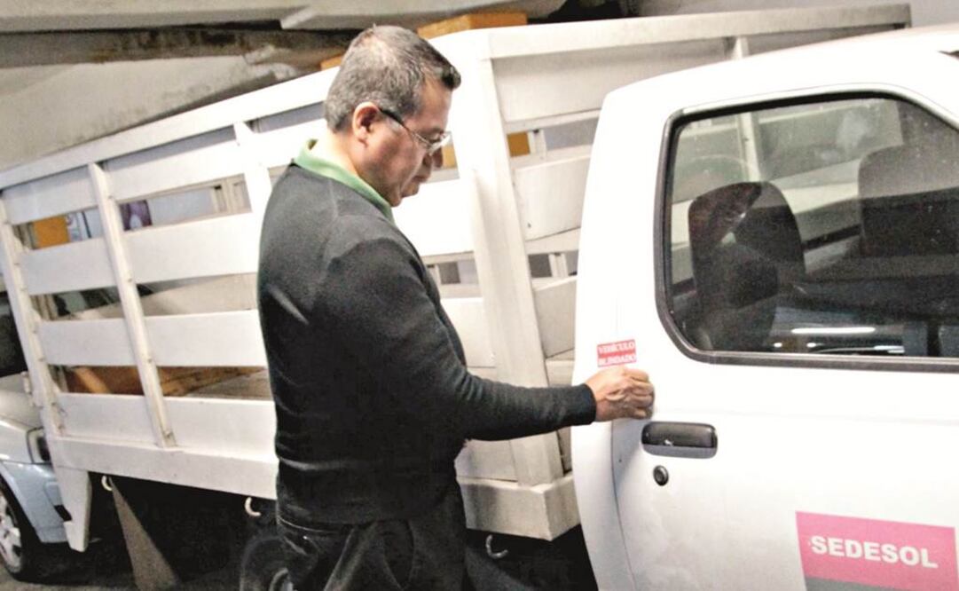 Al personal de la dependencia con automóvil se le solicitó resguardarlo en las oficinas sedes y se le pidió entregar las llaves. Luego, les fueron colocados sellos con la leyenda “Vehículo Blindado”