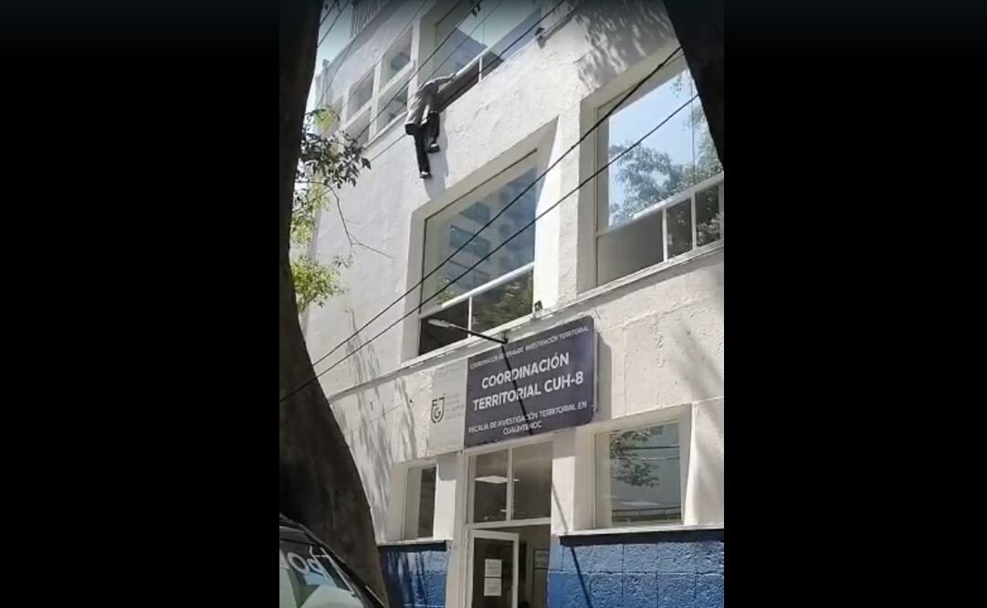 Cuando se arrojó, quedó atorado en un cable de teléfono, y posteriormente cayó al piso. Foto: Especial 