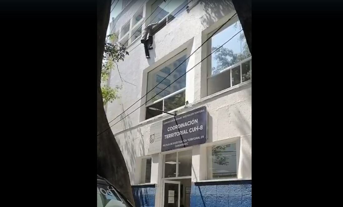 Cuando se arrojó, quedó atorado en un cable de teléfono, y posteriormente cayó al piso. Foto: Especial