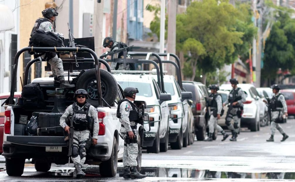 Militares mexicanos resguardan una funeraria en la ciudad de Guadalajara en la que es velado el cuerpo del narcotraficante Nemesio "El Mencho" Oseguera este domingo 1 de marzo de 2026. Foto: AFP