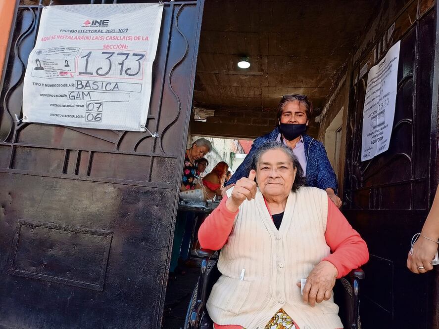 Mamá Chabelita, de 85 años, se formó desde las 7:30 de la mañana para emitir su voto, acompañada de su familia. Foto: Antonio López