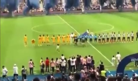 Niña se espanta y abandona el protocolo de la Liga MX