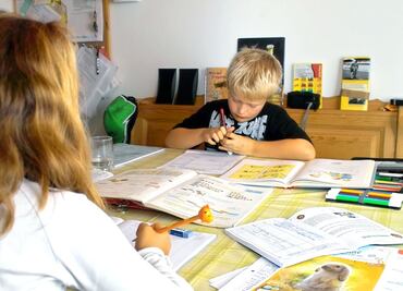Niño se vuelve viral por revelar en su tarea escolar los hábitos de su madre