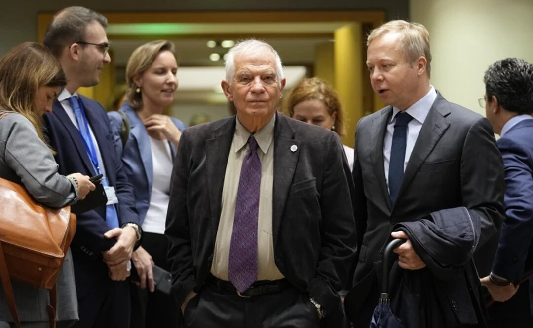 El jefe de política exterior de la Unión Europea, Josep Borrell, al centro, llega a una reunión de ministros de Asuntos Exteriores de la UE en el edificio del Consejo Europeo en Bruselas. Foto: AP