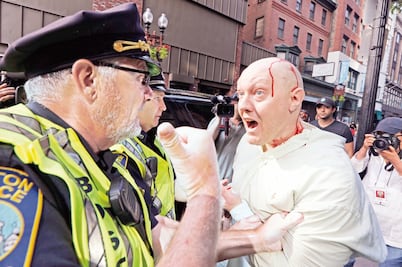 Decenas de miles marchan en Boston; condenan racismo y extrema derecha