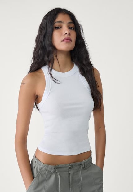El tank top blanco se puede incorporar en outfits casuales. Foto: Especial