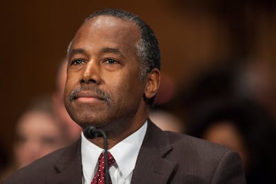 Senado confirma al médico Ben Carson como secretario de vivienda de EU