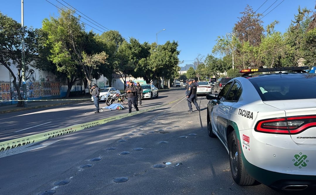 Motociclista muere al ser atropellado por un tráile en la calzada México Tacuba el viernes 11 de octubre del 2024. Foto: Francisco González / EL UNIVERSAL