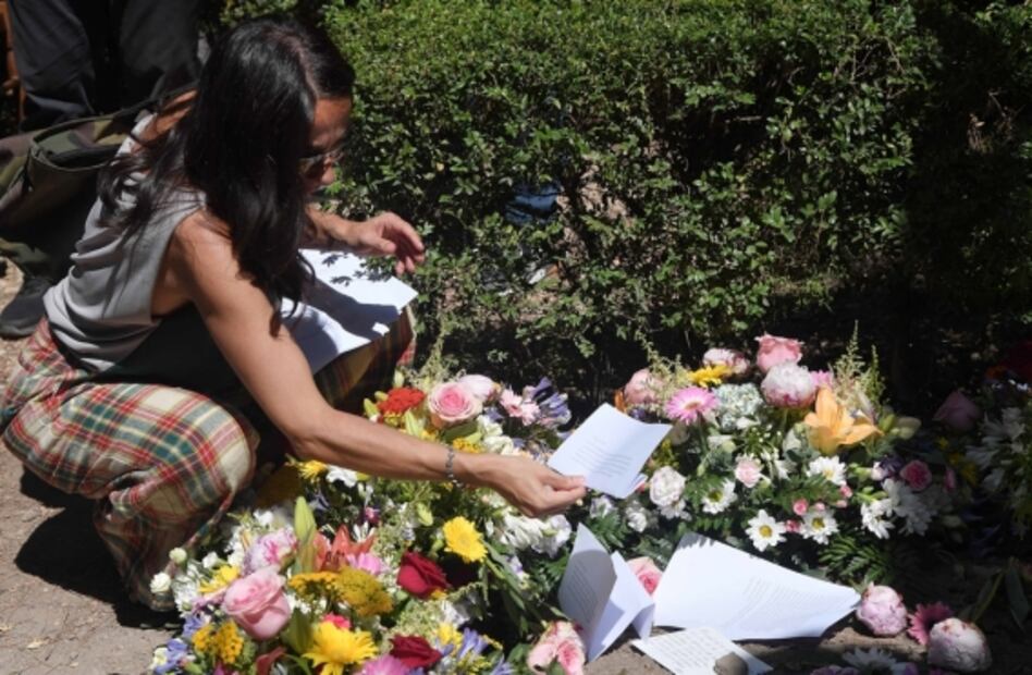 Con flores, cartas y cigarros despiden a Andrea Camilleri