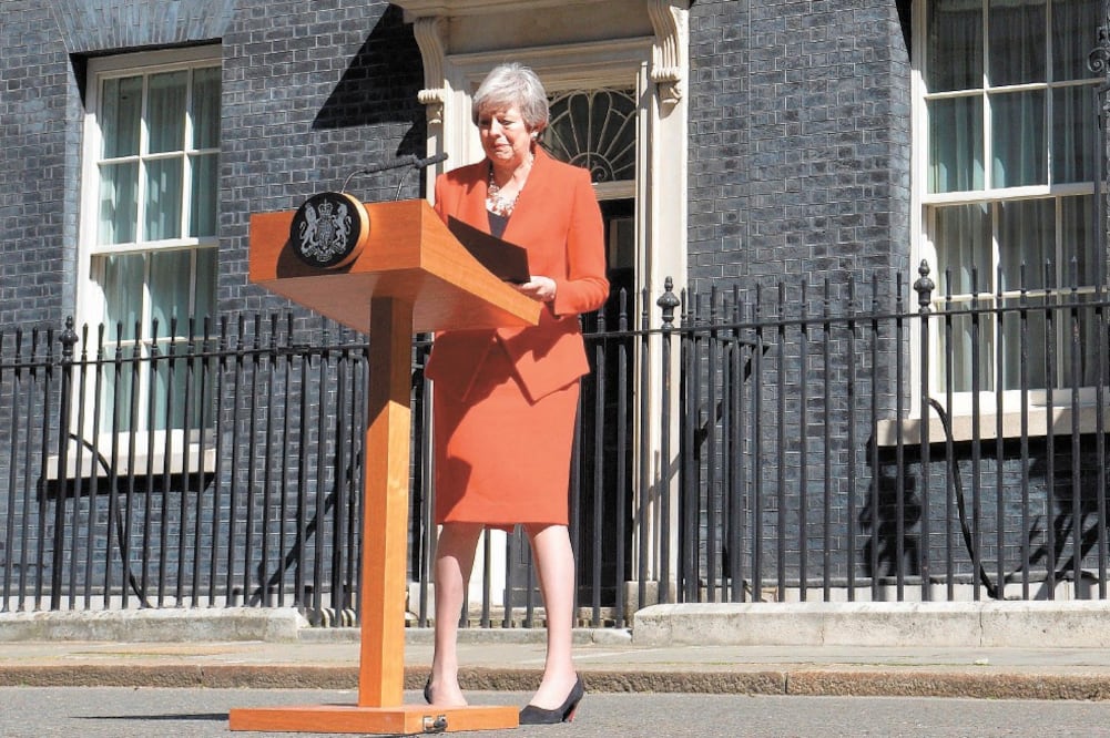La premier Theresa May, luego de anunciar que dimitirá el 7 de junio próximo, en Downing Street, Londres. Foto: NEIL HALL. EFE