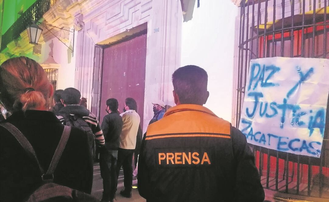 Frente al palacio de gobierno en Zacatecas, los comunicadores colgaron pancartas en las que se demanda justicia por el asesinato de Juan Carlos Muñiz, quien además de reportear era taxista. Foto: Irma Mejía/EL UNIVERSAL