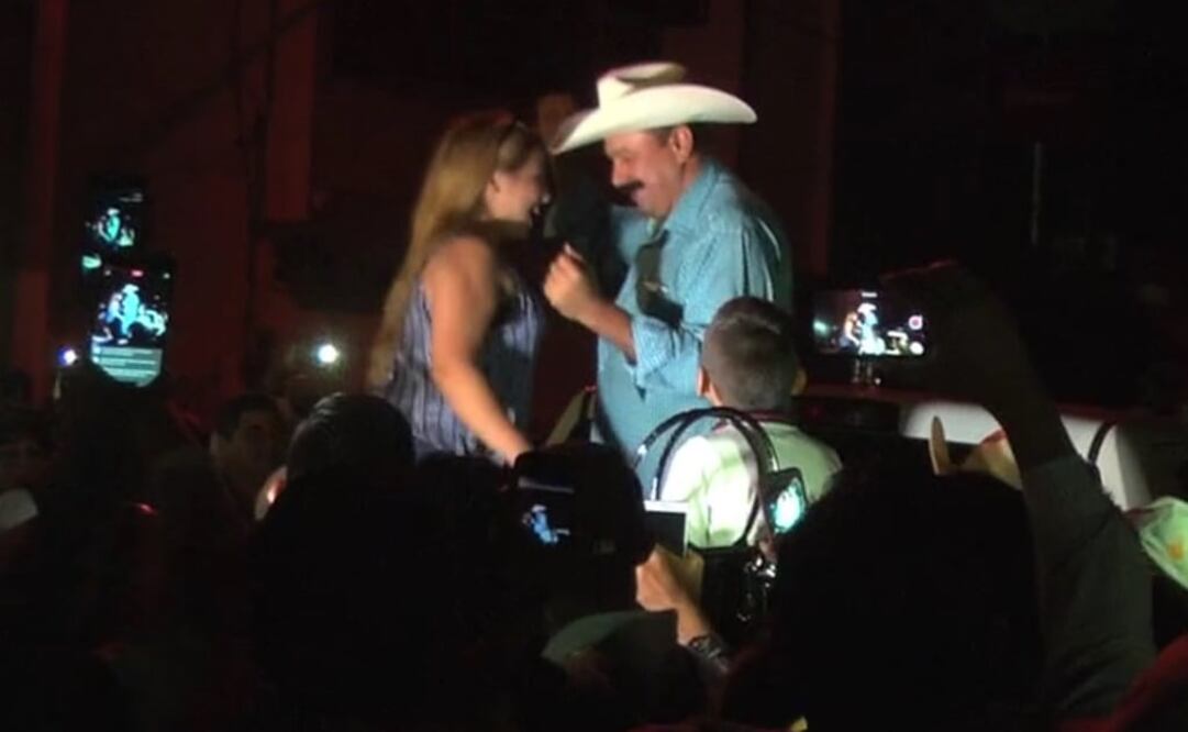 Tras iniciar el proceso para ser candidato a la gubernatura, Hilario Ramírez Villanueva “Layín” encabezó un mitin, donde bailó con una joven. (Foto: Cortesía nayaritenlinea.mx)