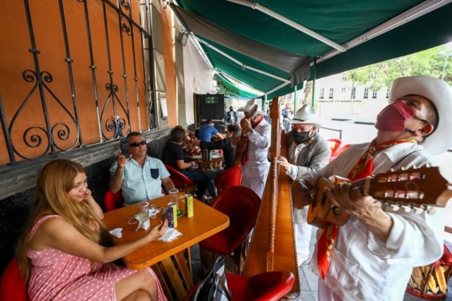 Restaurantes con pocos clientes, calles repletas y entierros con música marcan la nueva normalidad