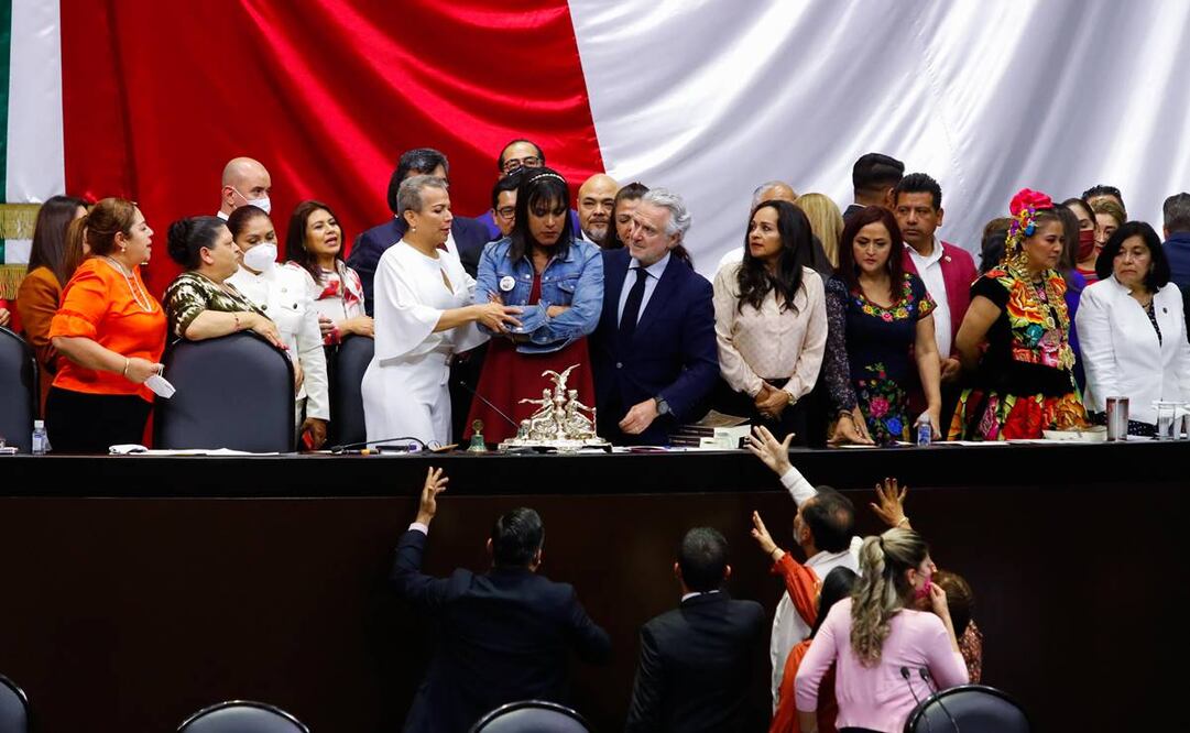 Diputada trans se disculpa con Santiago Creel por jaloneos