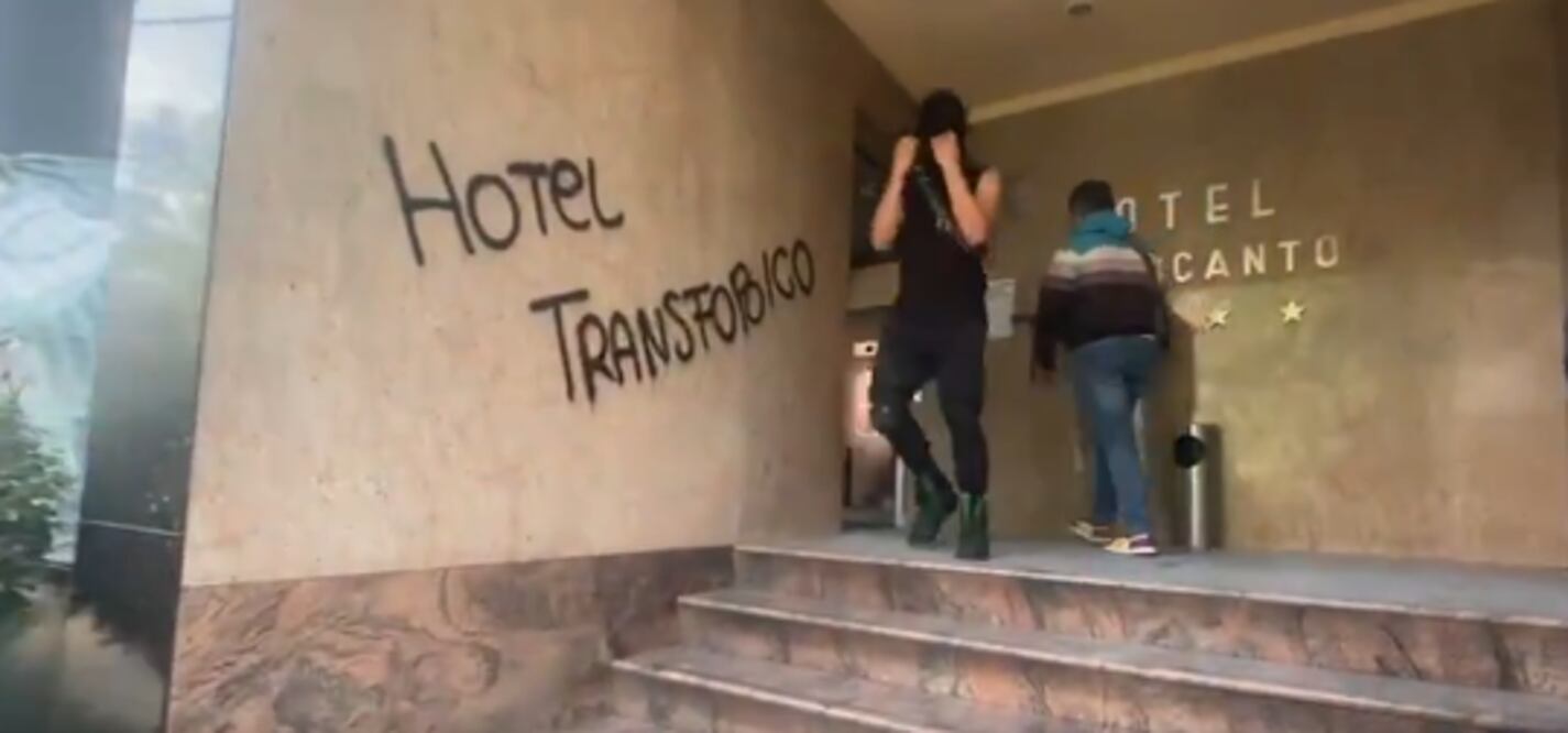Mujeres trans que se dedican al sexoservicio, vandalizan el hotel Encanto sobre Calzada de Tlalpan, en la colonia Obrera, por presuntos actos de Transfobia. (Foto: captura de pantalla)