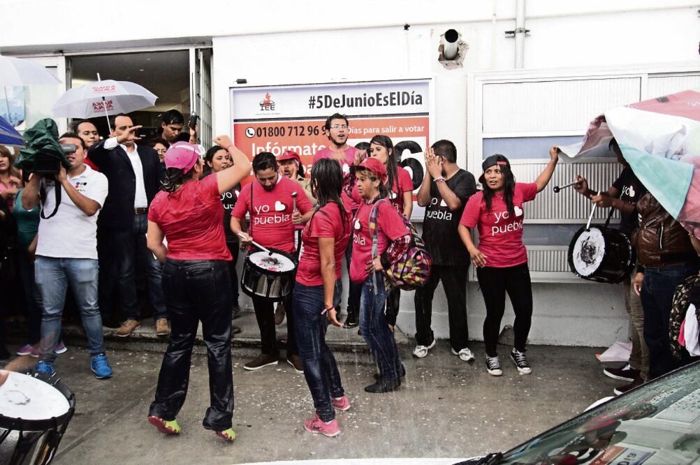 Militantes del tricolor se manifestaron en el Instituto Electoral para solicitar que el INE atraiga los comicios (ARCHIVO. EL UNIVERSAL)