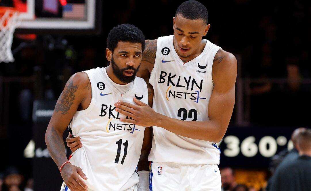 Kyrie Irving y Nic Claxton durante el triunfo de Brooklyn / Foto: AFP