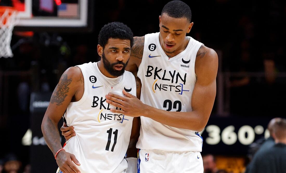 Kyrie Irving y Nic Claxton durante el triunfo de Brooklyn / Foto: AFP