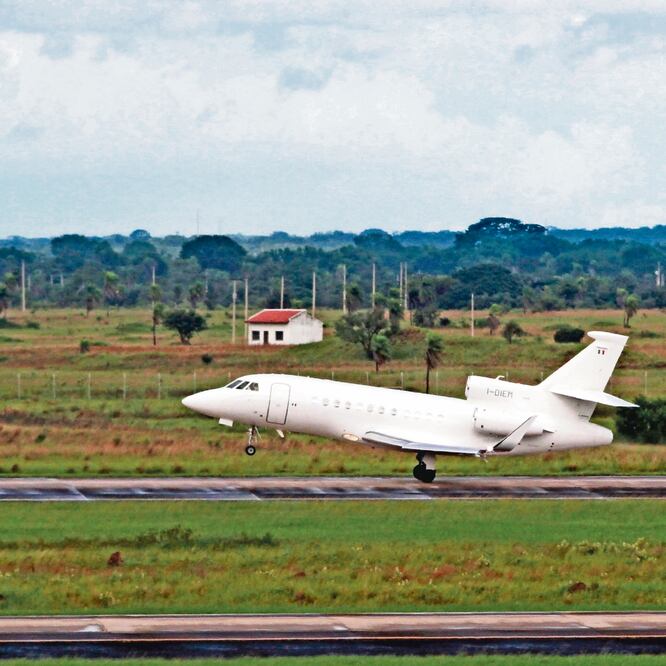 El avión que transportaba al fugitivo italiano Cesare Battisti despega a Italia , desde el aeropuerto de Santa Cruz, Bolivia. AP