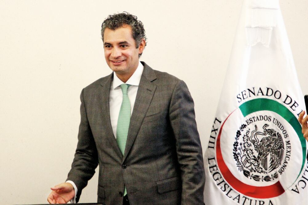 El director de la Comisión Federal de Electricidad, Enrique Ochoa Reza, realizó una visita a la sala de juntas de la presidencia del Senado de la República, para explicar la tarifa eléctrica (LUCÍA GODÍNEZ. EL UNIVERSAL)