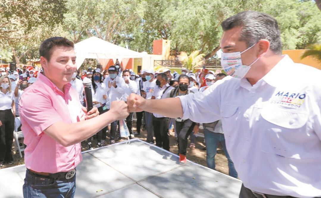 El exboxeador Jorge El Travieso Arce y Alejandro Mo reno, presidente nacional del PRI, en un encuentro con mujeres en Guasave. Foto: CORTESÍA