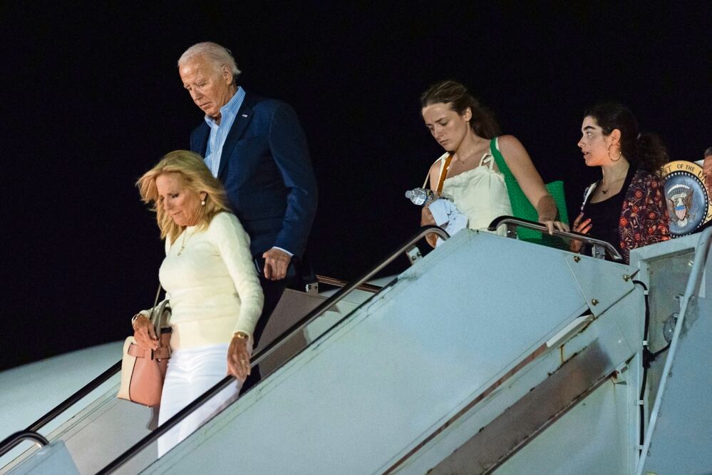 El presidente Joe Biden, a su llegada al aeropuerto Hagerstown, en Maryland, la noche del sábado. Foto: Evan Vucci AP