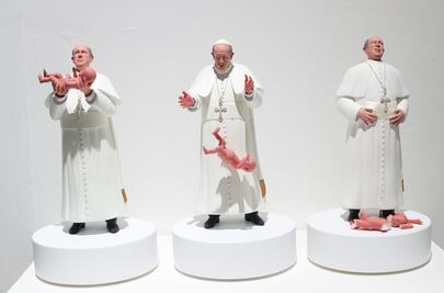 Escultura del papa Francisco tirando a un bebé, una protesta contra la pederastia y el abuso sexual en la iglesia