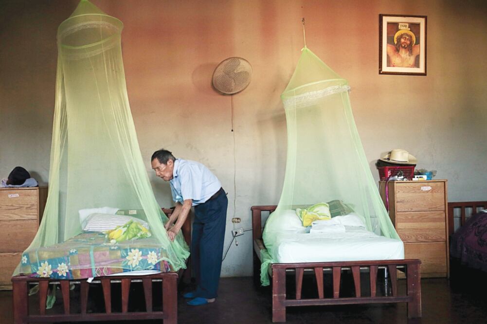 Un hombre ajusta una red contra mosquitos, en un hogar para ancianos, en Ciudad Masaya, Nicaragua. El gobierno anunció ayer que los casos confirmados de zika en el país ascienden a 53 (OSWALDO RIVAS. REUTERS)