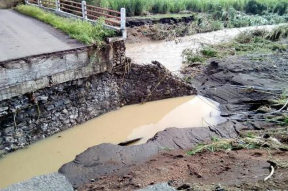 Lluvias dejan inundaciones y la caída de un puente en Michoacán