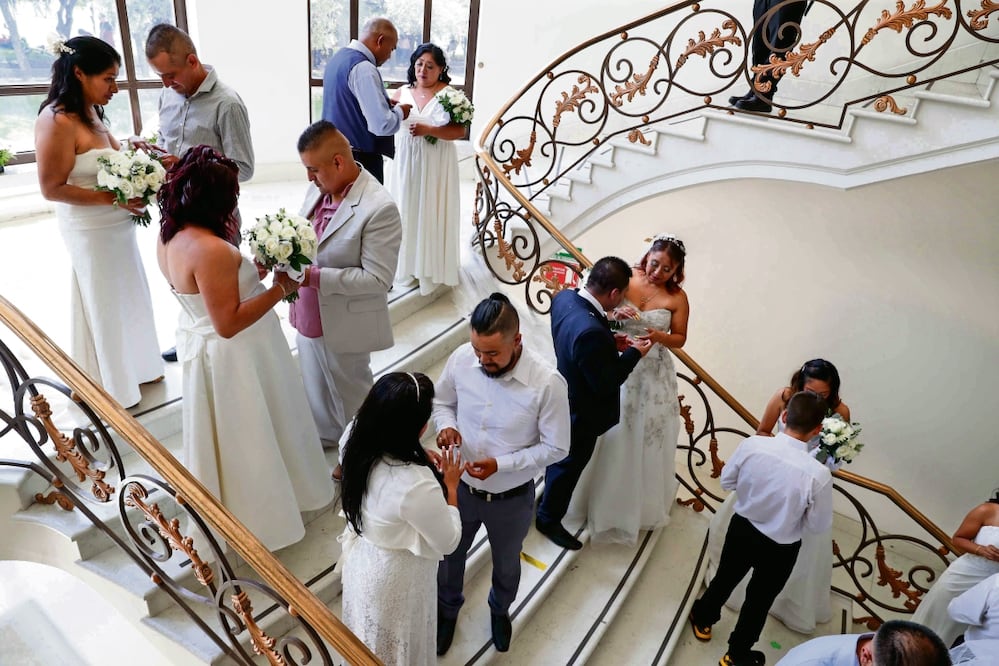 Las parejas contrajeron matrimonio en la casa Miguel Alemán, en Los Pinos, como parte de la segunda edición del Festival Iberoamericano de la Libertad. Foto: Diego Simón | El Universal