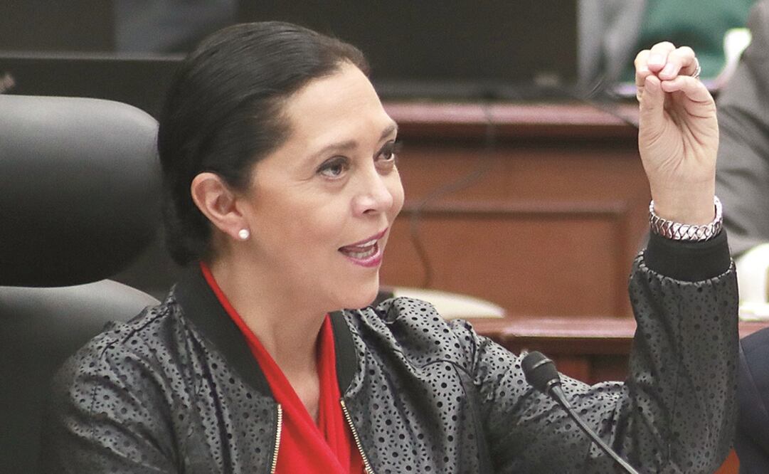 Castigos económicos. La consejera Adriana Favela dijo que las multas son: a Televisa, 736 mil pesos, a Televimex, 809 mil; TV Azteca, 420 mil; 455 mil a ESPN y a FOX News, 525 mil pesos. (ARCHIVO EL UNIVERSAL)