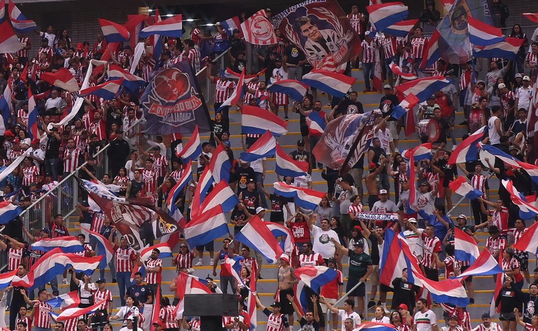 Afición de Chivas encara a directivos del club / Foto: Imago7