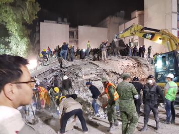 Crónica. Café y tortas para los voluntarios; labores de rescate no se detienen, ni de madrugada