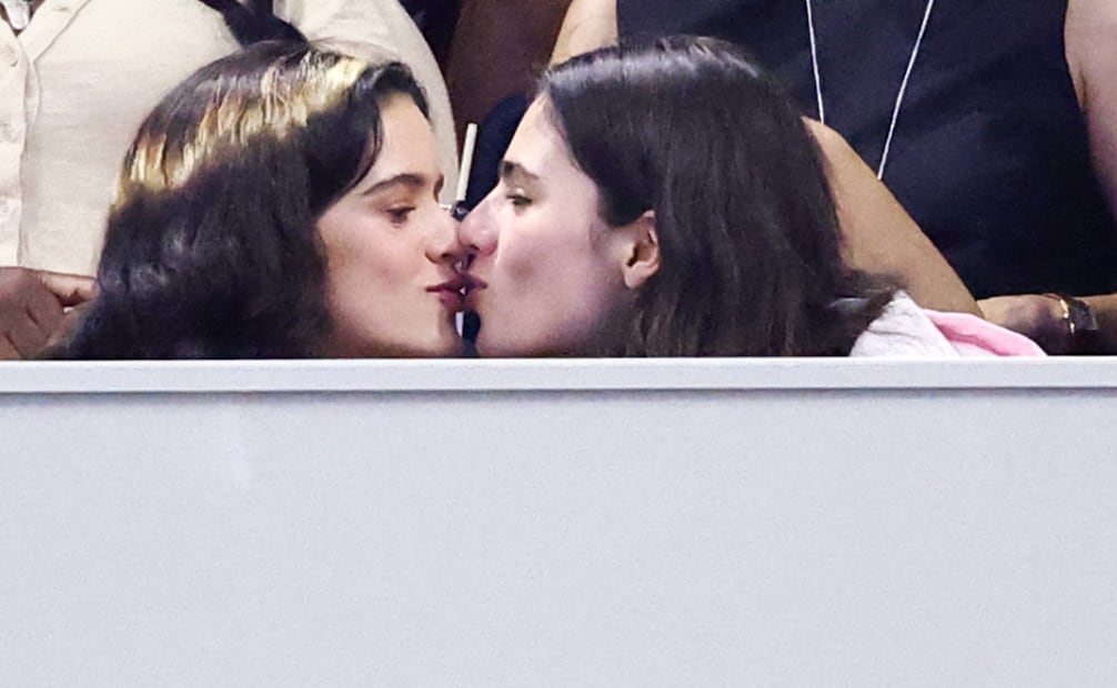 La cantautora española Rosalía (izq.) y su novia, la modelo francesa Loli Bahia, se besan mientras asisten a la semifinal individual femenina de tenis entre la estadounidense Coco Gauff y la kazaja Elena Rybakina, durante la duodécima jornada del torneo US Open en el USTA Billie Jean King National Tennis Center de Nueva York.
Foto de CHARLY TRIBALLEAU / AFP.