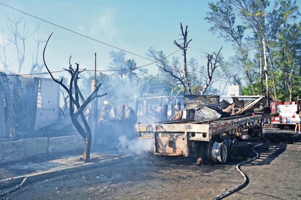 De acuerdo con Protección Civil, el fuego consumió tres vehículos, dos contenedores de tráileres y 14 mil litros de hidrocarburo que se encontraban en el interior de la bodega (PATRICIA MORALES. EL UNIVERSAL)