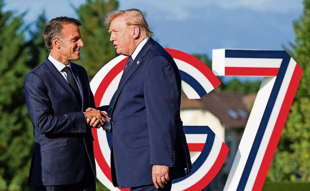 El presidente francés, Emmanuel Macron, saluda a su par de EU, Donald Trump, durante la cumbre del G7, en Évian. Foto:  Isabel Infantes / POOL / AFP)